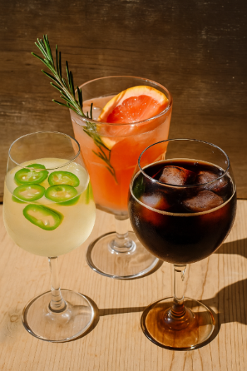 LeBox wijnen drie wijn coktails van witte wijn en rode wijn op een tafel