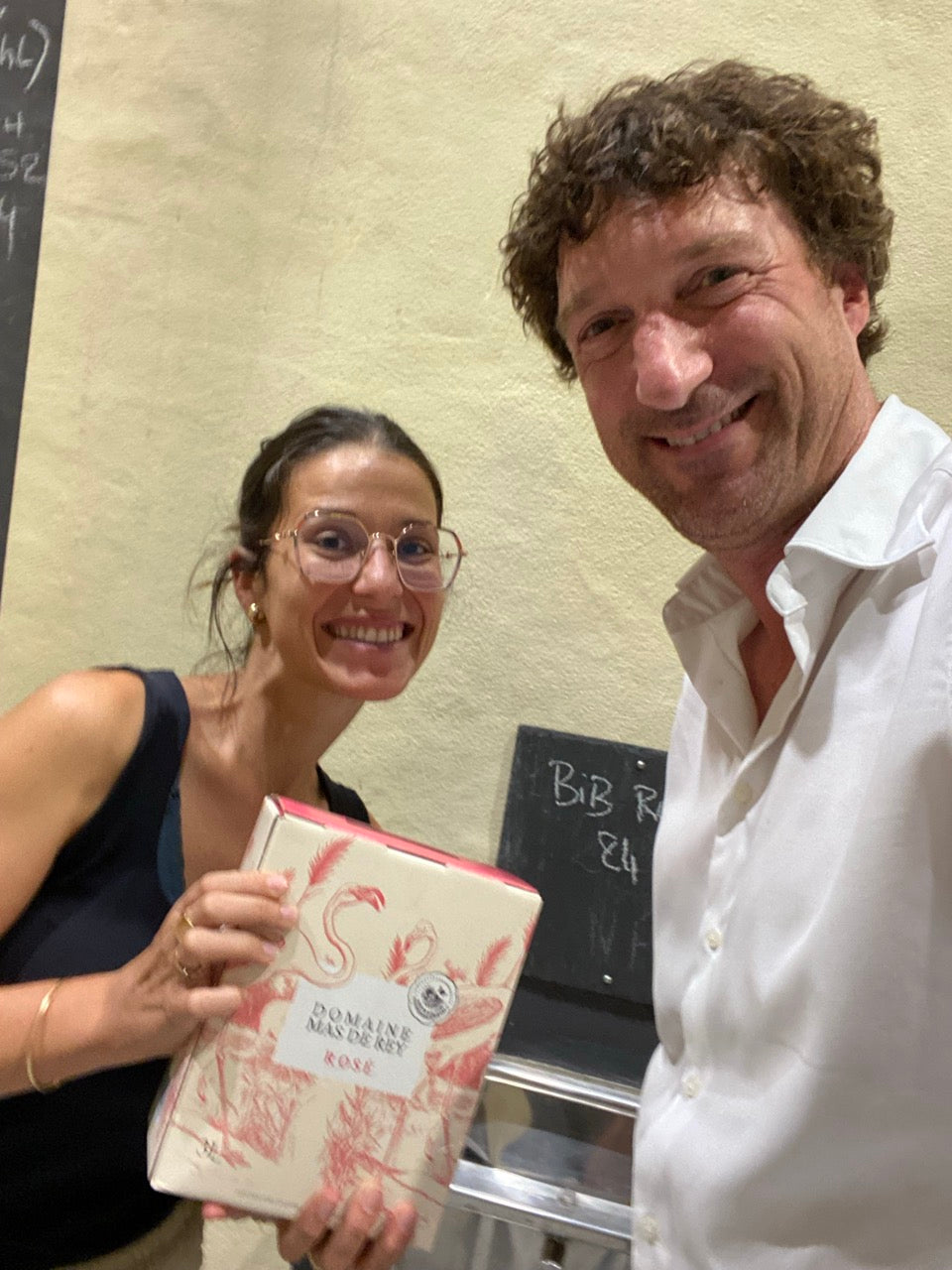 Lebox wijnen Mas de Rey Rose Marion Cornille en Diederik voor een wijnvat